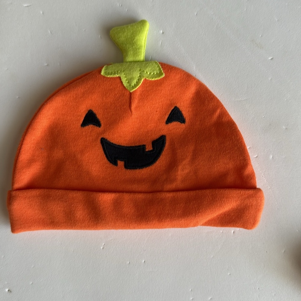 Halloween 3 pc set Bodysuit Shirt, Orange Pants, 2 Socks, and Pumpkin Hat 0-3 mo - Picture 9 of 11
